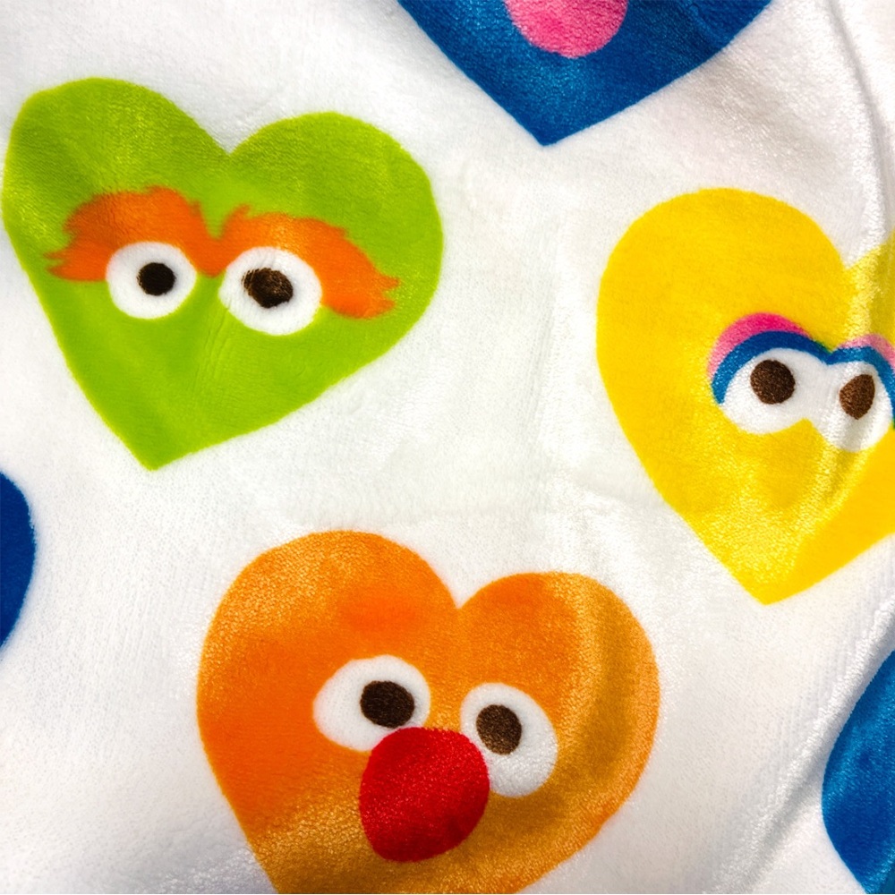 𝐒𝐞𝐬𝐚𝐦𝐞 𝐒𝐭𝐫𝐞𝐞𝐭 Heart Characters Plush Throw & Blanket - Picture 10 of 10